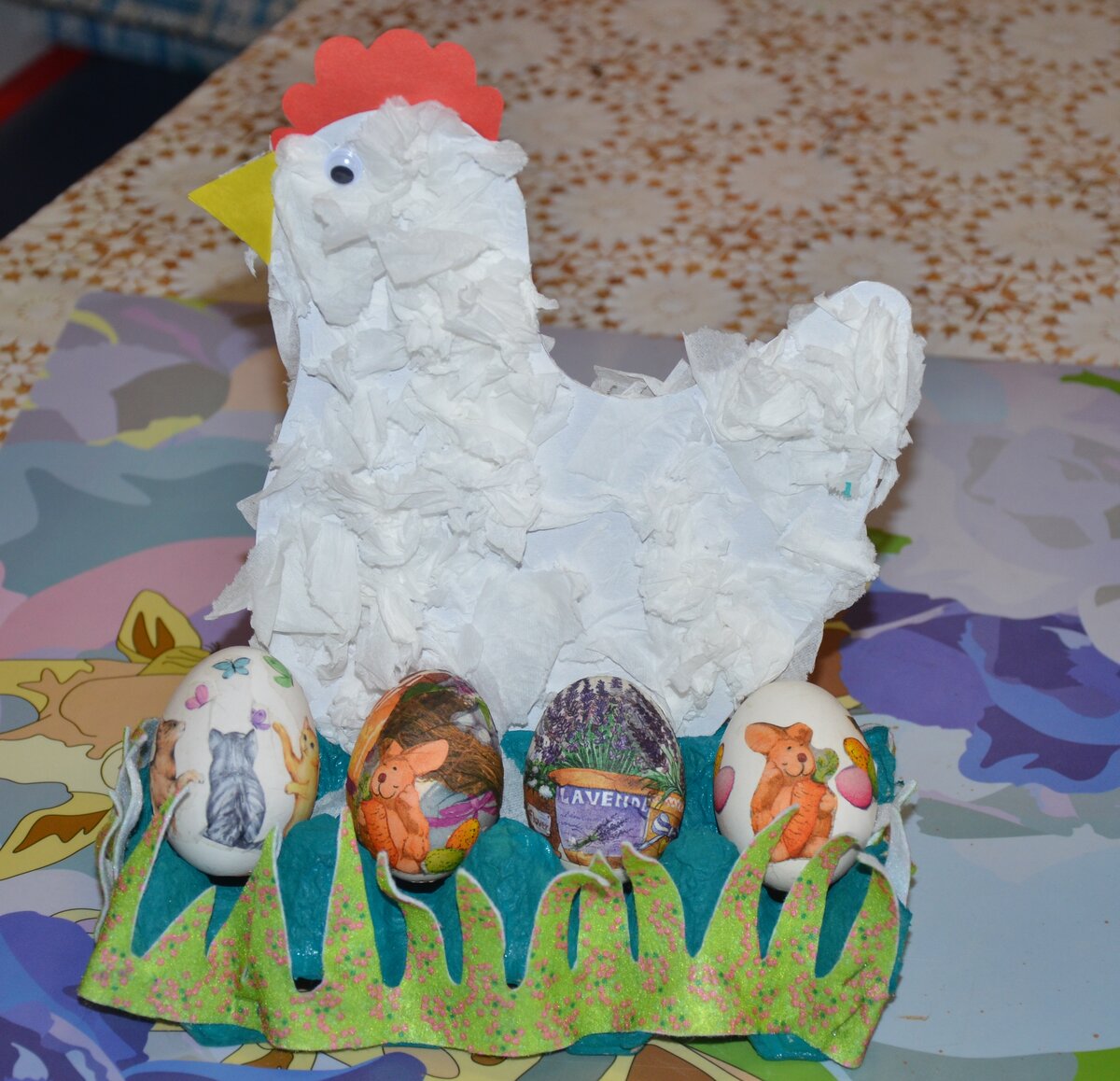 Легкую поделку пасхальной курицы в садик