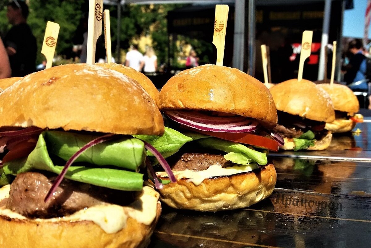 самый большой бургер. Farш бургерная. Xl гамбургер. 18 мытищи. бургер с мясной котлетой.