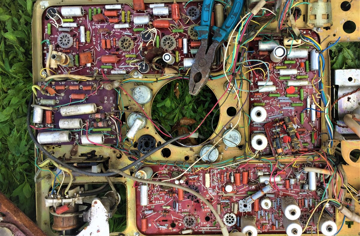 фото автора. пример расположения радиодеталей на советских платах.