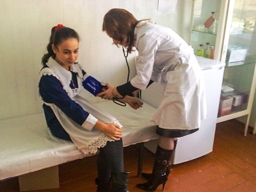 Квалифицированную помощь школьнику может оказать только врач