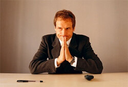 Это – лидеры во всех сферах жизни, бизнеса, политики. Как правило, у многих руководителей основная фигура по психогеометрии именно треугольник. Как их определить? Они дорого и со вкусом одеты, любят пафосные и статусные вещи, престижные автомобили. У них – новейшая компьютерная техника и мобильные телефоны. Им нравится элитный алкоголь, сигары. Рабочее место – дорого обставленное, со статусными аксессуарами. Ценят качество во всем. Их речь – властная, с элементами приказов, быстрая и четкая. Они не любят, когда им возражают. Считают, что они лучше других по многим показателям и лучше других во многом разбираются. Быстро принимают решения, способны взять на себя ответственность за эти решения. Для них важно быть очень информированными. Ловят информацию на лету, умеют в ней разбираться. Часто занимаются сразу несколькими делами. Их слабость – в излишнем деспотизме и тщеславии.
