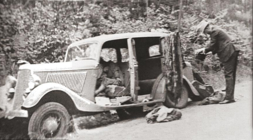 Фото после полицейского огня. Знаменитые гангстеры Бонни и Клайд нашли смерть в Форде. Фото: Автор неизвестен						