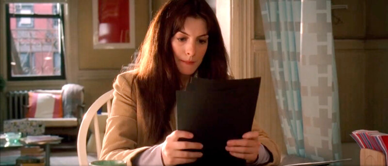 В статье приведены кадры из оригинального фильма 2006 г. с Энн Хэтэуэй в главной роли