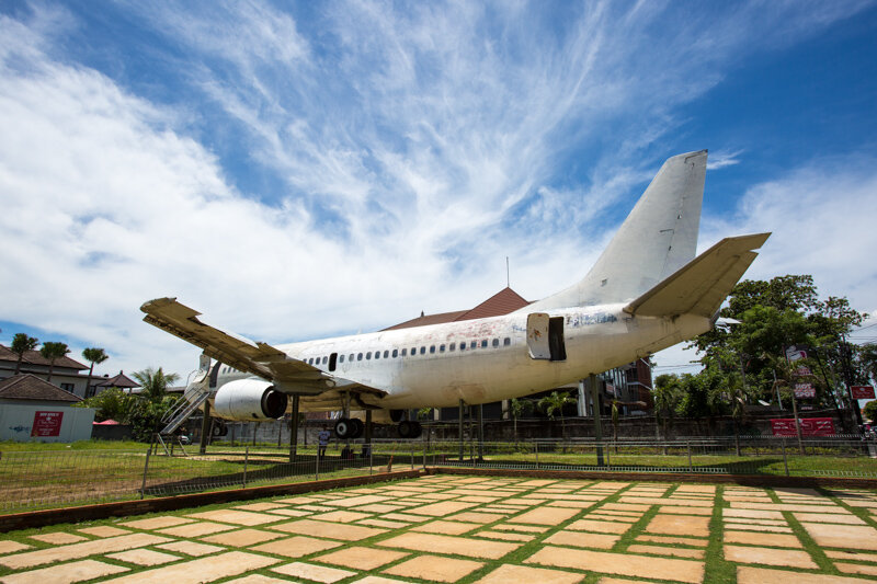 Москва индонезия. Заброшенный самолет на Бали. Отель самолет в Индонезии. Бали остров с самолёта.