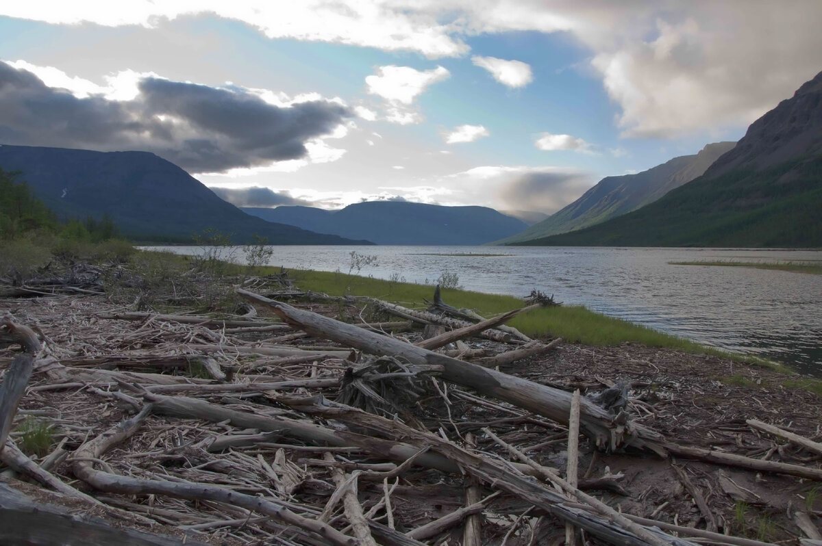 По берегам путоранских озер нет проблем с дровами. Своих фотографий с тех времен у меня не сохранилось . Фото из поиска google
