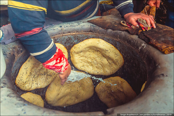 Современные блондинки так не смогут: увидел как в Азербайджане пекут хлеб в тандыре