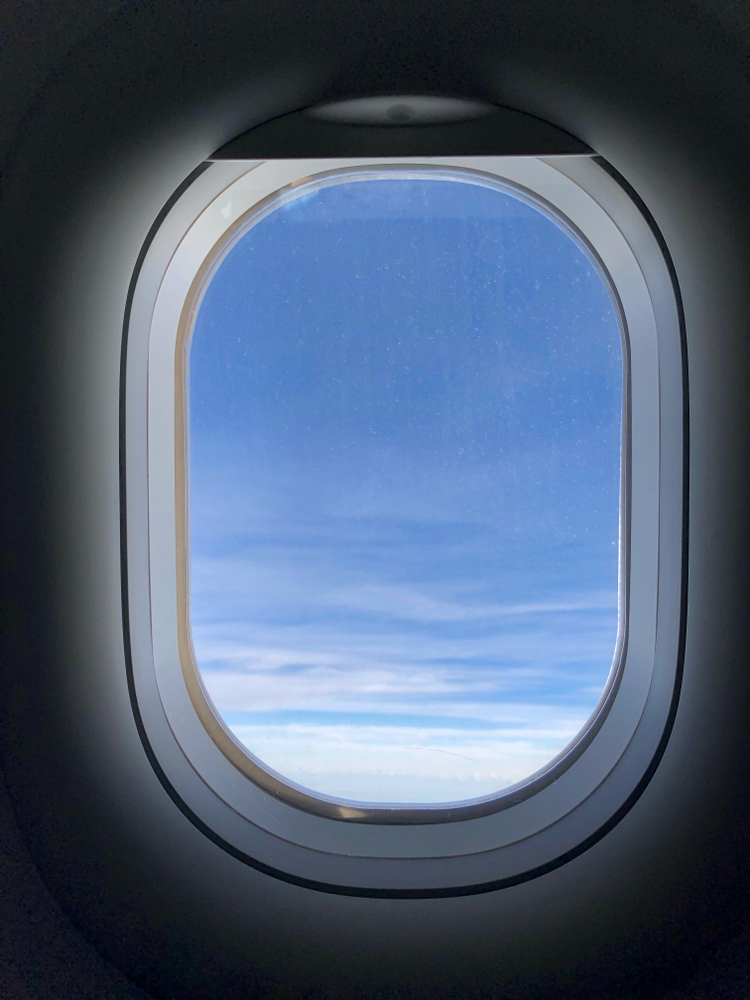 Шторки иллюминаторов. Шторка иллюминатора. Иллюминатор самолета. Шторка иллюминатора в самолете. Вид из окна самолета взлет.