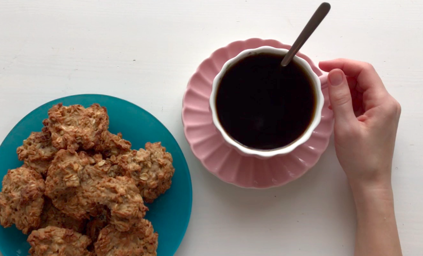 На всех фото и видео всех моих рецептов в чашке всегда цикорий, а не кофе :)