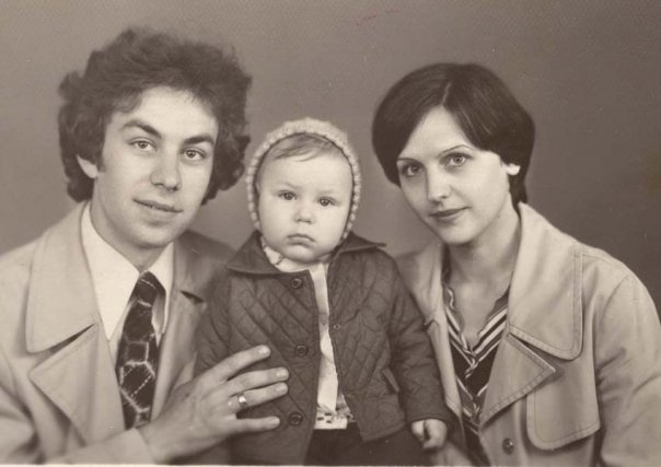 Дмитрий Дюжев с матерью и отцом. Фото: vk.com /dmitriydujev