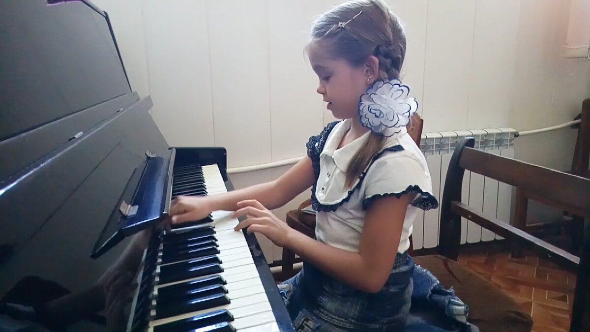 В первом классе уже играем небольшие этюды