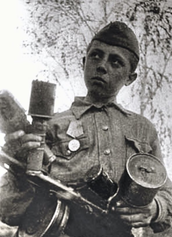 Андрей Корзун - храбрый артиллерист, Герой СССР