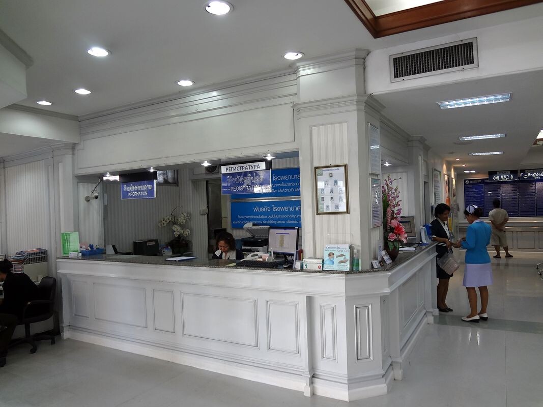 Первое, что видишь при входе в госпиталь - регистратуру. Фото Яндекс. Картинки. 