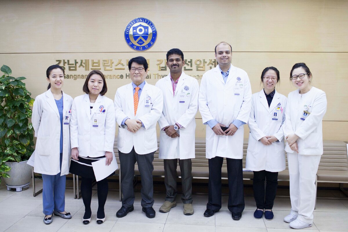 
1) В России часто сложно получить на месте высокотехнологичную помощь. Особенно после того, как некоторые ее виды перешли из ведения федерального бюджета на региональный уровень. Масса бумаг, разрешений, согласований съедает время, которое у больного человека очень ограничено.
2) Даже если человек готов платить за медицинскую помощь, не все ее виды в России развиты так же, как за рубежом. Особенно это касается операций (и последующей реабилитации) при онкологических заболеваниях — пересадки костного мозга, например, или трансплантации органов. Российские врачи блестяще владеют всеми техниками, но количество операций с использованием высоких технологий и инновационного медицинского оборудования на порядки ниже, чем за рубежом. Это связано с особенностями российского законодательства, и, увы, ситуация меняется медленно.
3) Цены в российских клиниках зачастую сравнимы со стоимостью лечения за рубежом. На них влияют как высокая стоимость аппаратуры и расходных материалов, которые закупаются за доллары и евро, так и отсутствие конкуренции в некоторых видах медицинских услуг.
4) Даже если качество услуг и цена сравнимы, в зарубежной клинике находиться приятнее. Удобство пациента и его близких является важнейшим фактором, который во многом определяет финансовый успех клиники, поэтому большинство иностранных клиник переходят на одноместные/двухместные номера гостиничного типа. Есть, конечно, и в России несколько клиник, которые могут похвастаться подобным сервисом, но все-таки чаще всего пациенты проходят терапию или реабилитацию в скромно оборудованной многоместной палате.
5) Реабилитация. Она необходима после онкологических операций так же, как после ортопедических. Не говоря уже о постинсультных и постинфарктных состояниях. Да, в последнее время о реабилитации много говорят, но пока ею занимаются лишь врачи-энтузиасты в государственной медицине и несколько частных клиник, к примеру, Юсуповская больница в Москве.