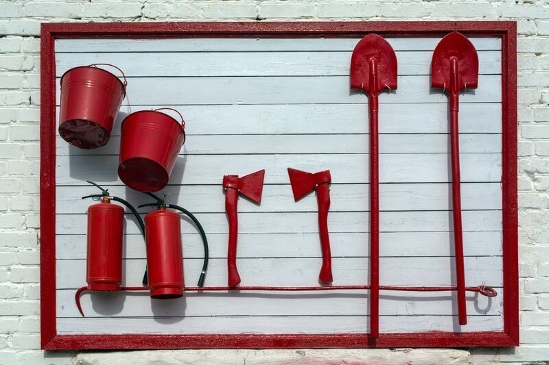 Пожарный щит с топорами