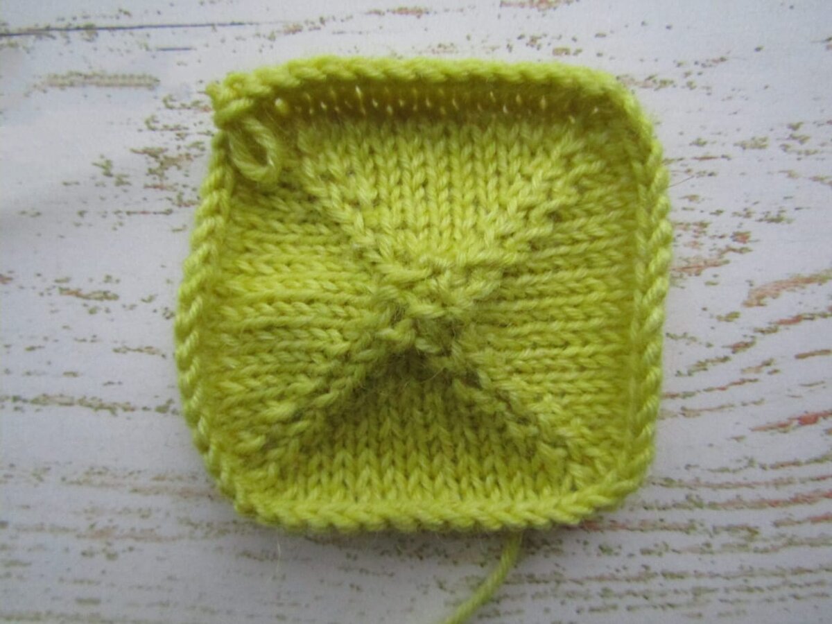 плед спицами из квадратов. вязаный плед из квадратиков. узор квадраты спицами. квадраты спицами видео. выпуклые квадратики спицами.