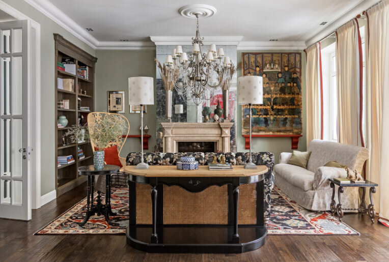 Гостиная. Стеллаж по эскизам дизайнера; кресло Crinoline, B&B Italia; консоль, WonderWood; на ней лампы из мастерской Ирины Глик с абажурами, сшитыми Loffilab; ковер, Kovёr Store; люстра Guadarte; стены выкрашены краской Little Greene; паркет, Wurdeck.