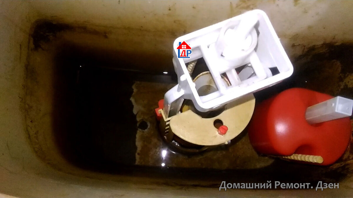 Унитаз отремонтировать клапан унитаза. Ремонт бачка унитаза на дзен. Как почистить бачок унитаза. Женщина сама починившая бачок и розетку