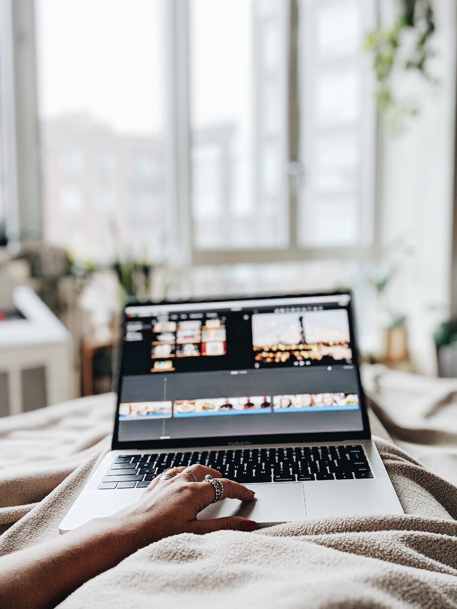 iMovie на MacBook (Photo by Juliana Malta on Unsplash)