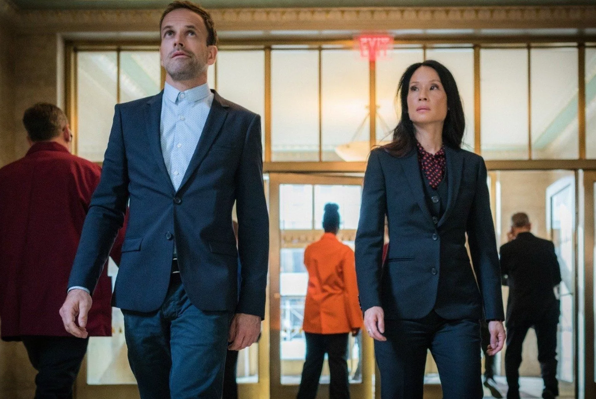 Элементарно чем закончился. Элементарно сериал. Доктор ватсон люси лью. Доктор ватсон девушка сериал. Шерлок холмс элементарно.