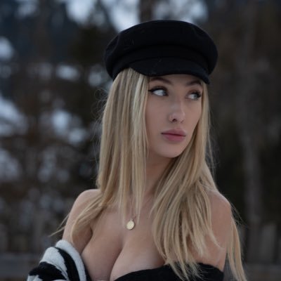 Такая аватарка у нее в Твиттере на данный момент