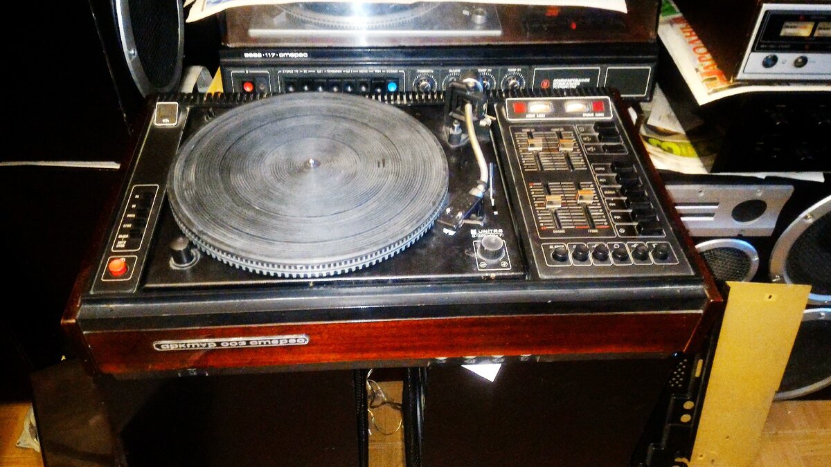 Электрофон Арктур 003 и потом у меня ещё был 004