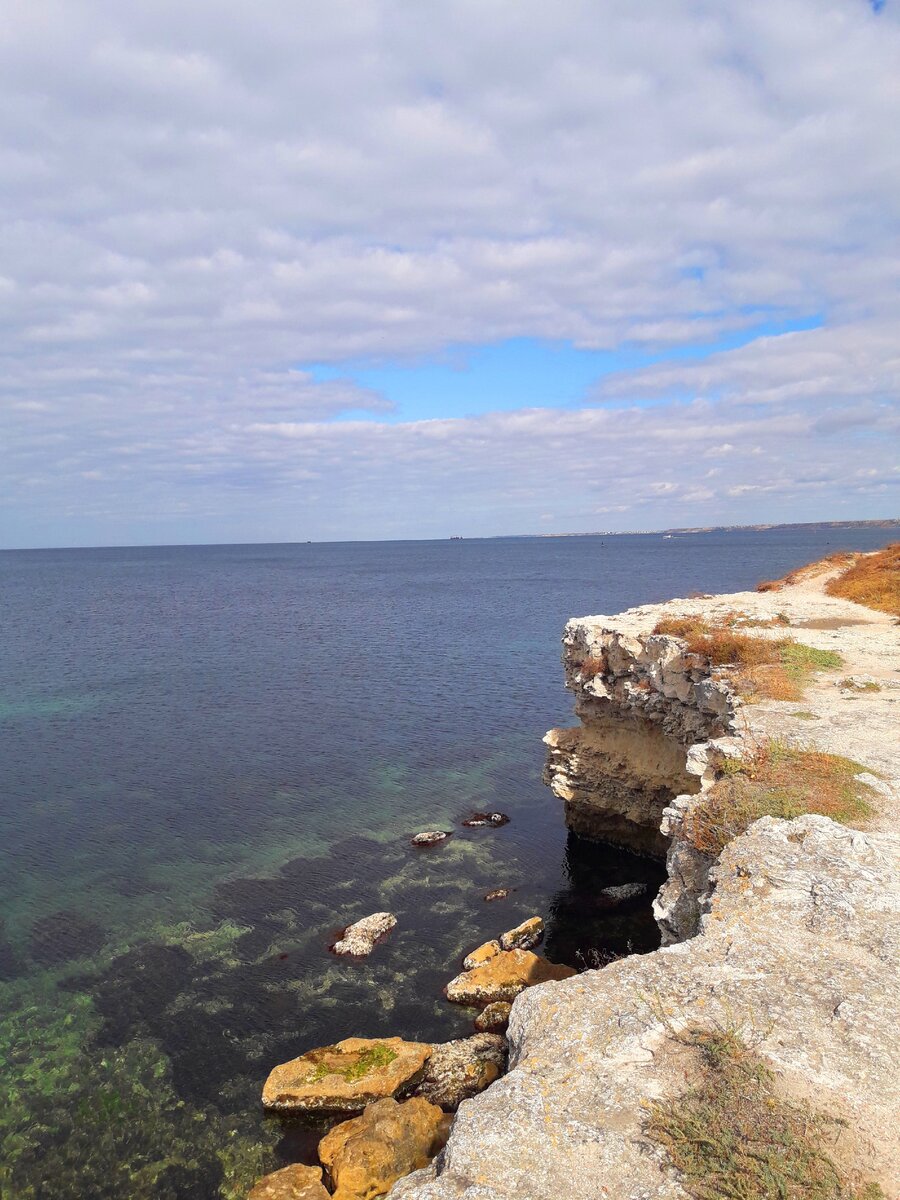 Наша с мужем прогулка по осеннему Херсонесу (Крым), увидели яму для гарума и камень, из которого видно море и небо