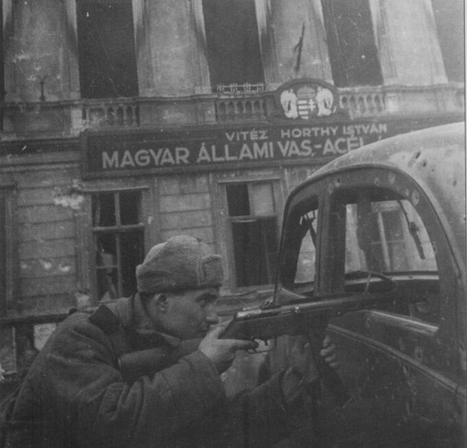Советский солдат в уличном бою на площади Ференца в Будапеште.Фото: waralbum.ru