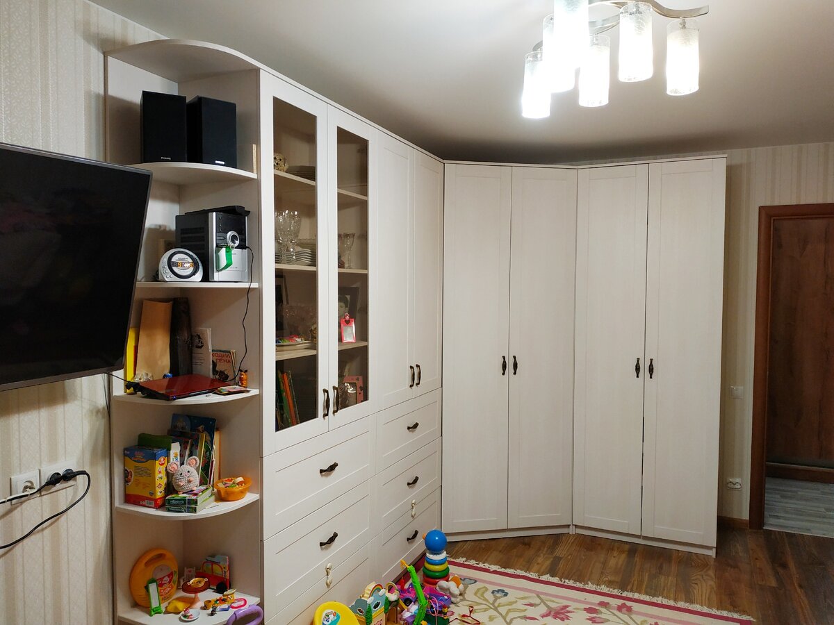 Угловой шкаф с сушилкой внутри