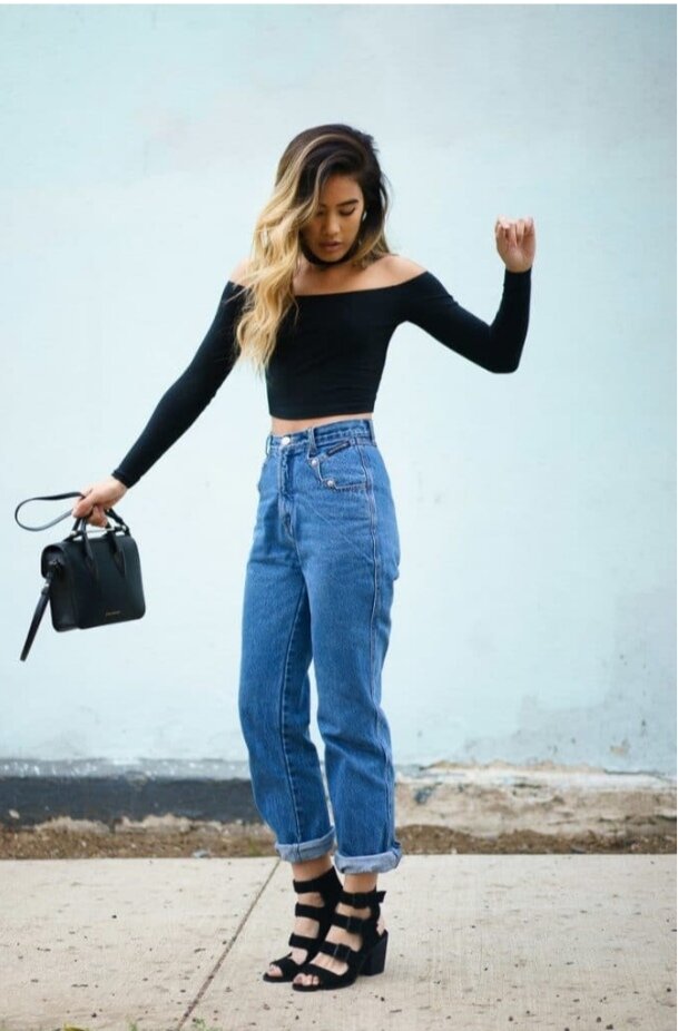 Вторые джинсы на разборе это Бананы 80-х-Эти джинсы представляют из себя широкие в бёдрах, зауженные к низу, они в стиле ретро.В этом сезоне эволюционировали mom's jeans.Носите такие джинсы с обувью на небольшом каблуке.