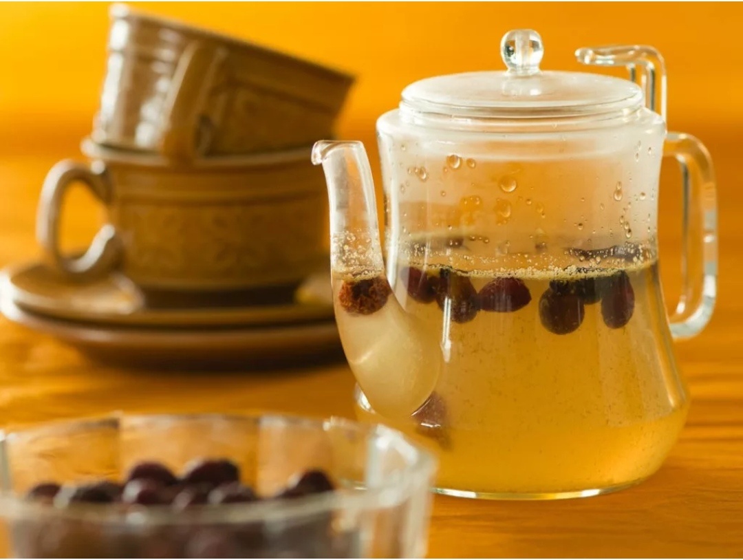 Что касается отвара из изюма, то в нем содержится меньше сахара, чем в свежем изюме. Употребление отвара позволяет очистить организм от токсинов, укрепляет иммунитет и помогает нормализовать различные обменные процессы в организме. Такой отвар с давних времен используется для очищения печени. О полезных свойствах отвара из изюма было известно ещё десятки лет назад, а, возможно, и сотни. Для того, чтобы очистить печень не нужно пить отвар из изюма очень долгое время, достаточно всего четыре дня, чтобы избавить печень от всего вредного и ненужного. Употребление такого отвара позволит справиться с многими проблемами. Улучшится работа печени, нормализуется состояние сердца и сосудов, желудка и пищеварения.
