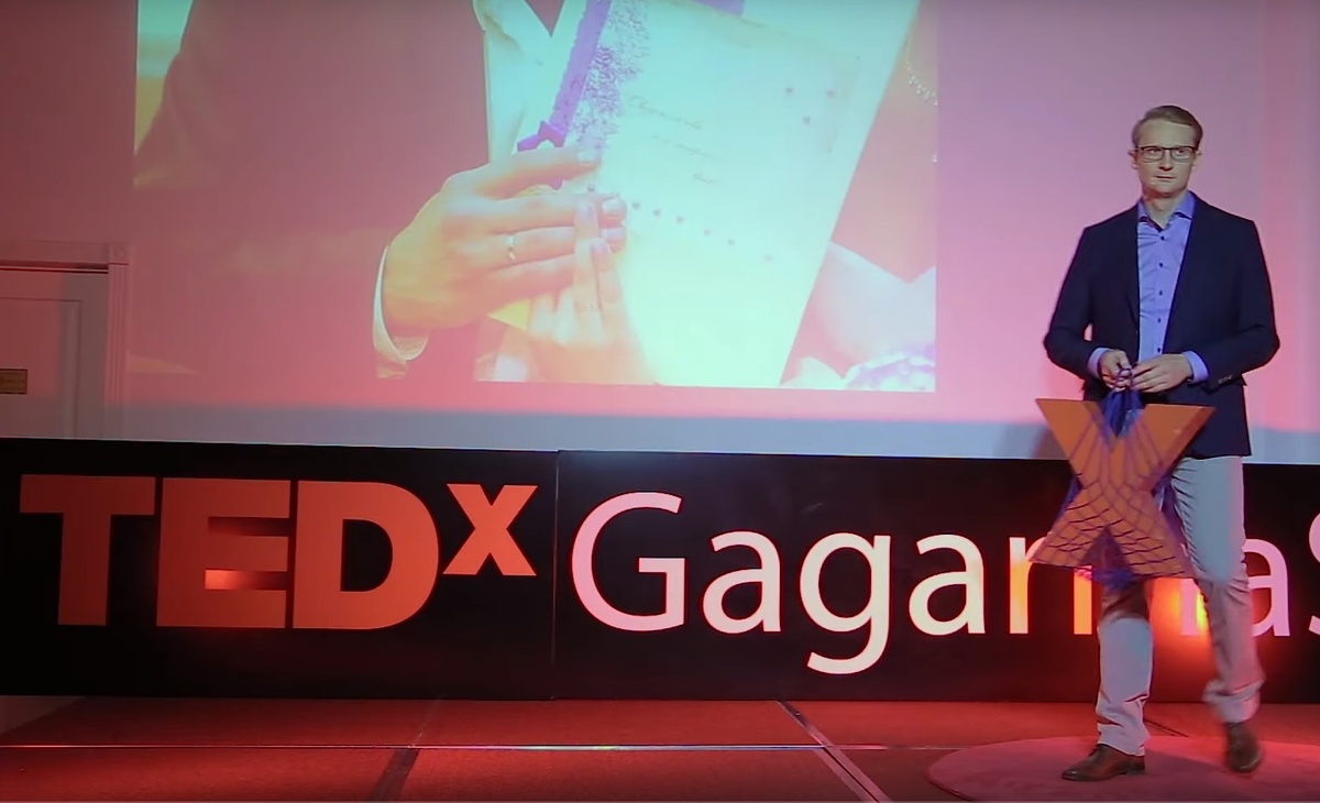Скриншот из видео выступления Вадима Маркелова  на конференции TEDx. Авоська — важнейшая деталь! Видео можно посмотреть здесь:  https://www.youtube.com/watch?v=FdkATDQAz-g