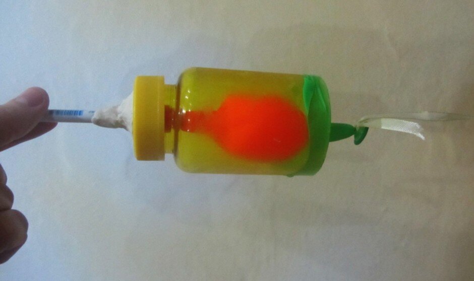 Оранжевый шарик — само легкое, трубка от шариковой ручки — трахея, корпус бутылки — грудная клетка, зеленый шарик диафрагма