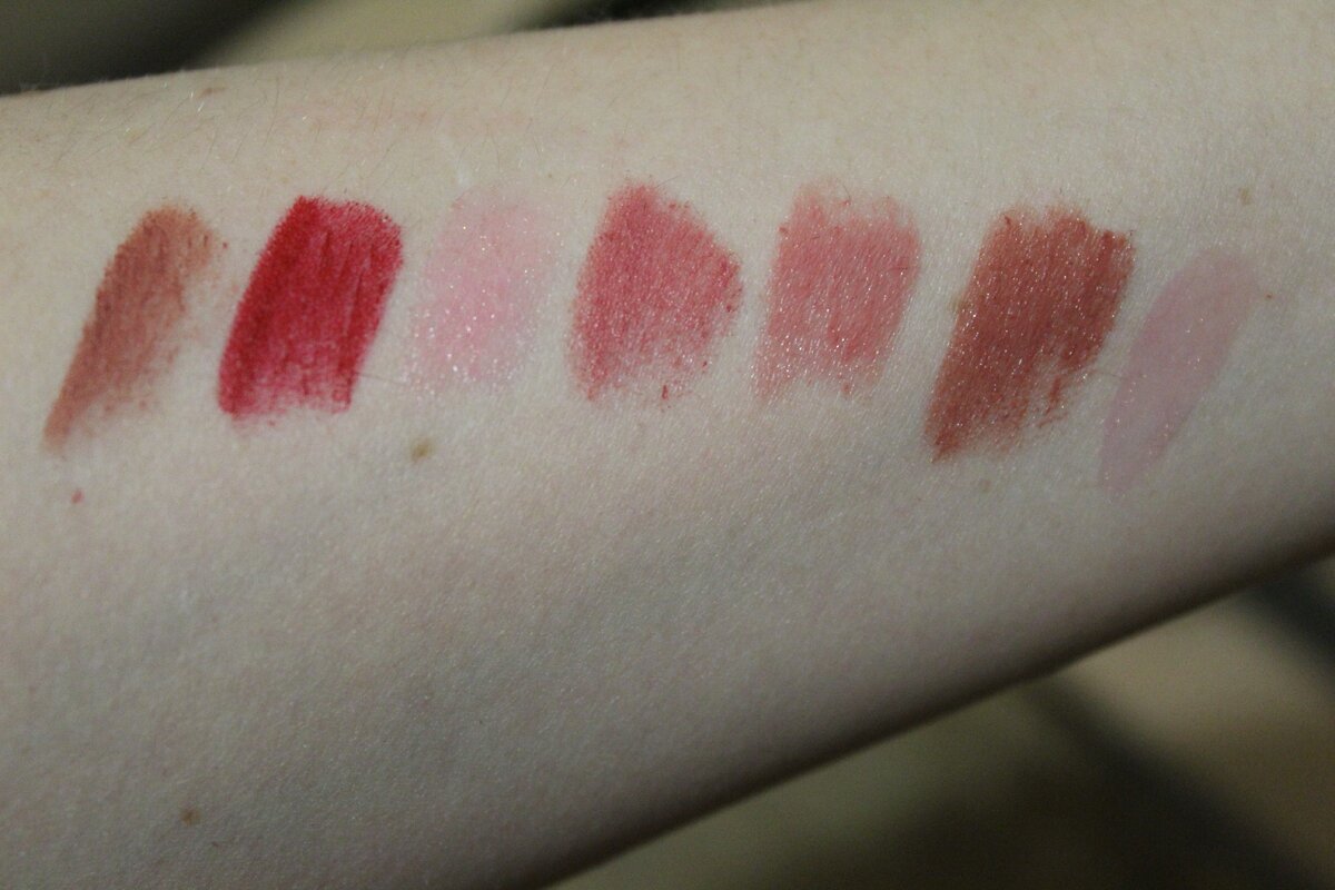 Фото автора без фильтров (свотчи помад на верхнем фото в том же порядке, слева направо) 