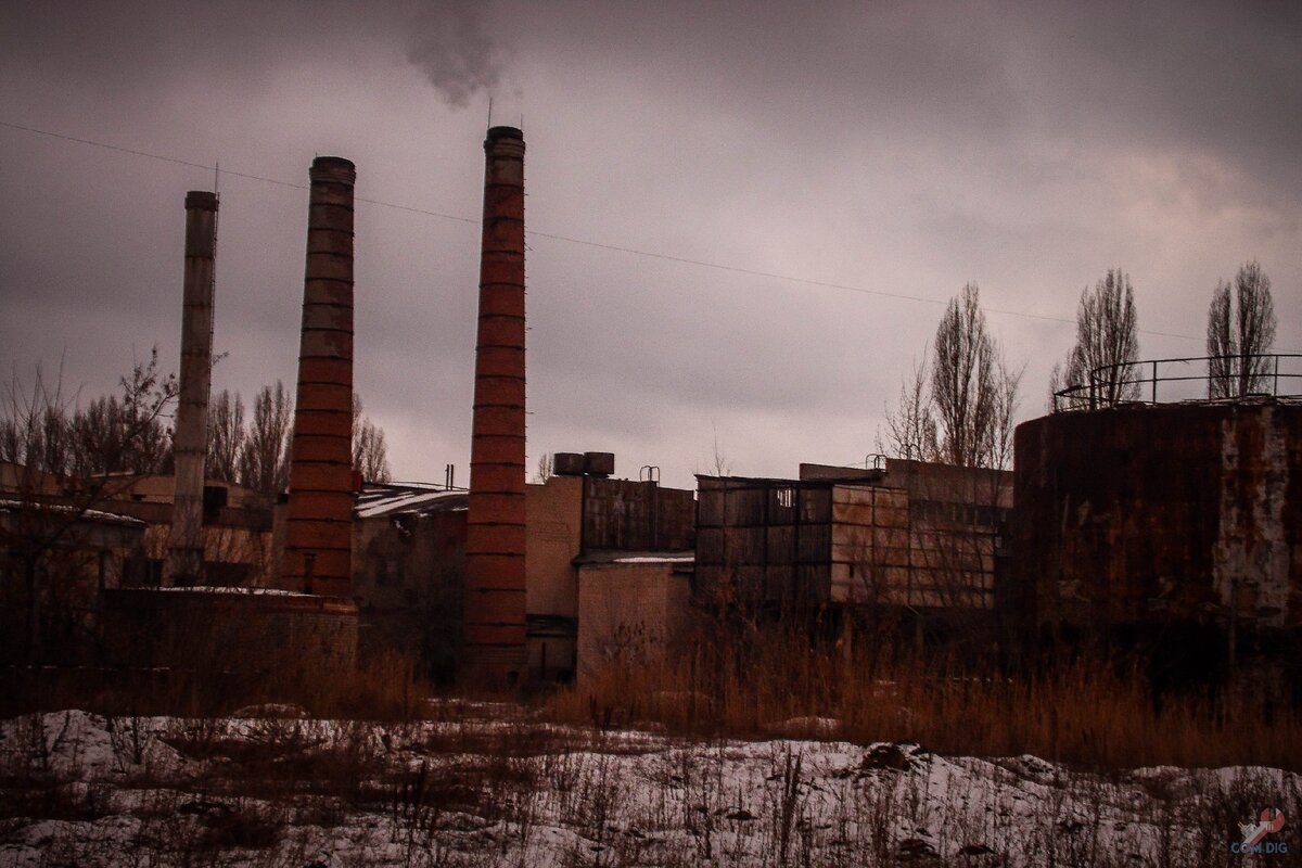 Около завода. Заброшенный завод Спецстрой. Заброшенный завод территория. Заброшенные заводы России территории. Заброшенные заводы на территории РФ.