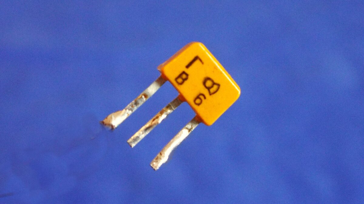 Транзистор КТ315  буквы слева