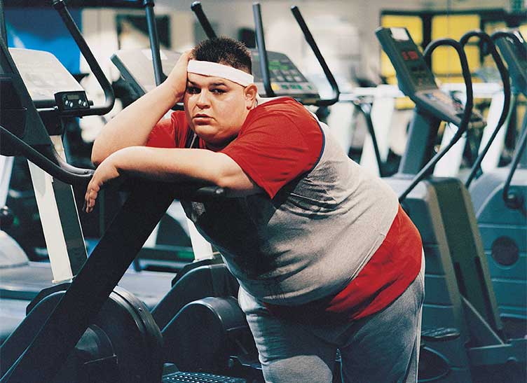 Не спортивные люди. Спортивные упражнения. Толстый человек в спортзале. Не спортивные люди. Не спортивные люди.
