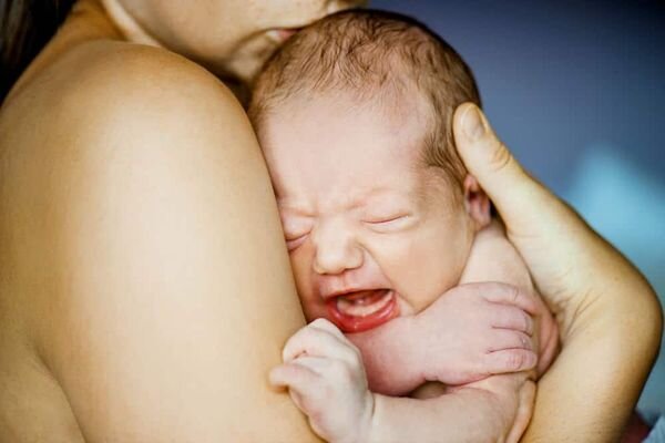 Почему ребенок плачет во время кормления грудью