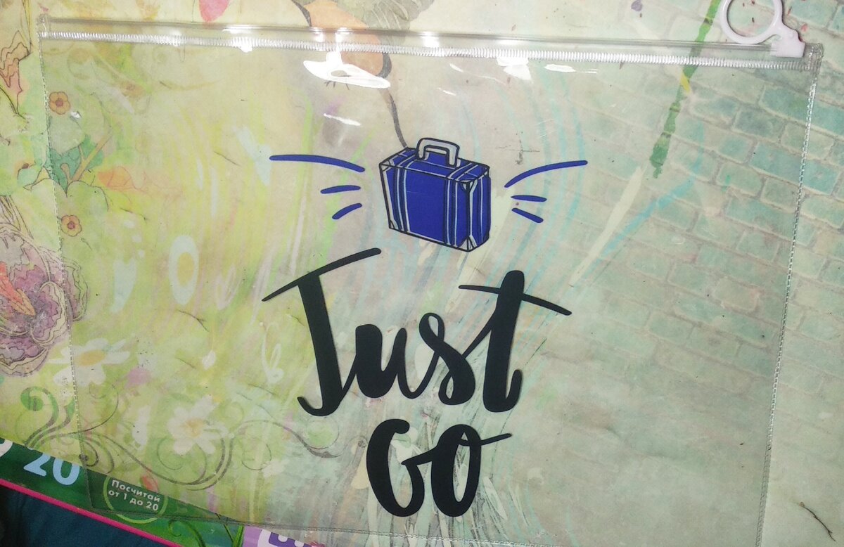 1. Была куплена прозрачная и плотная папка (специальный планшет для  такой отработки письма стоит 1200 рублей, а данная папка вчего 50 рублей)