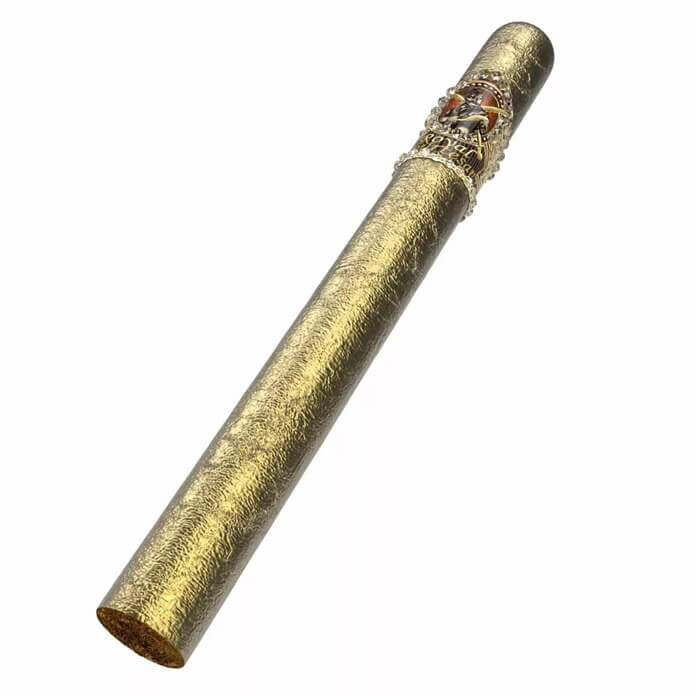 Gurkha Royal Courtesan Cigar обернута в сусальное золото, и украшена бриллиантами общим весом до пяти каратов. Ее доставляет покупателям посыльный в безупречно-белых перчатках.