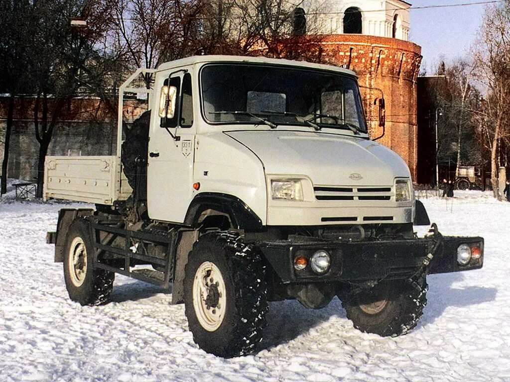 Один из грузовиков ЗиЛ-4327 (ранний выпуск, начало 2000-ых годов)