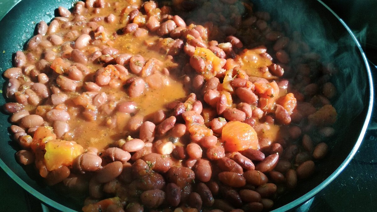 Добавляем томатный соус и базилик