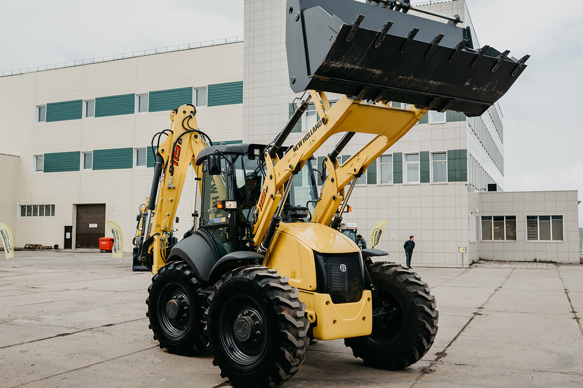 New Holland B110B, "крабовый ход".