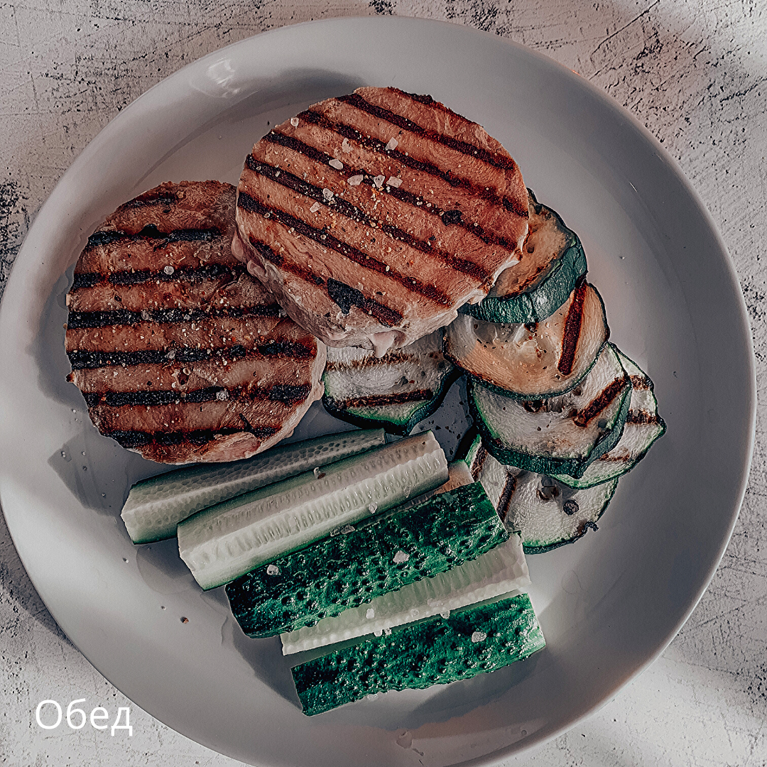 Тунец на гриле, кабачки гриль, огурцы