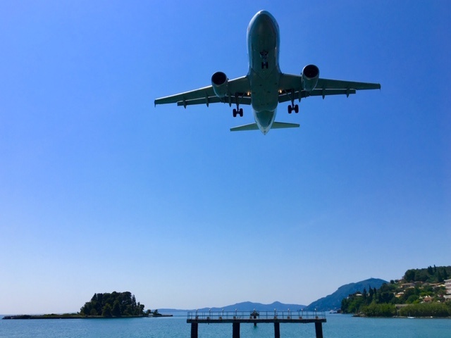 Так  самолетики прилетают на остров Корфу