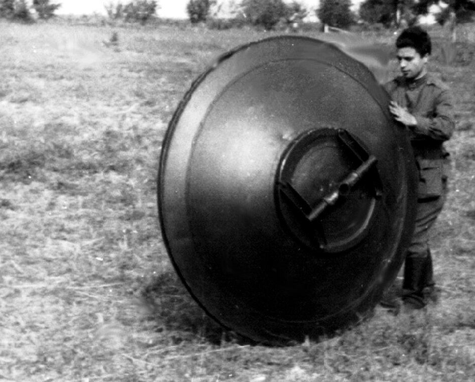 Будни пиджаков. Я качу активный излучатель. Фото из личного архива.