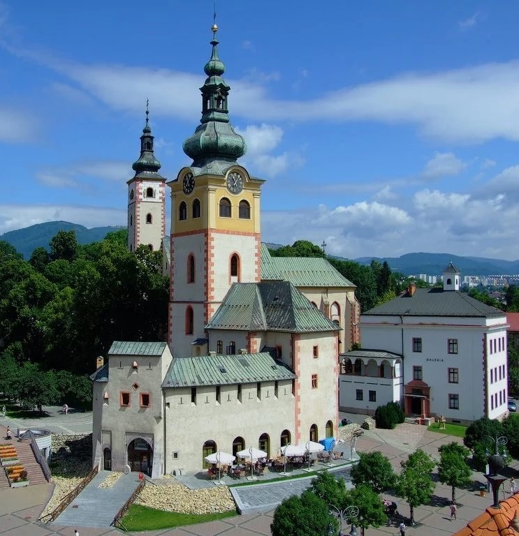 Быстрица словакия. Банска-бистрица (замок). Банска-бистрица словакия. Банска быстрица словакия достопримечательности. Банска быстрица замок.