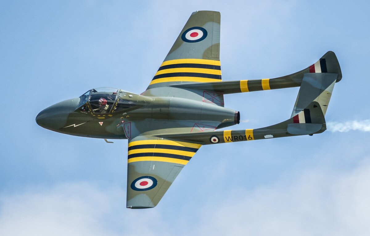 Самолет в полете и на земле ЛИСТАЙ