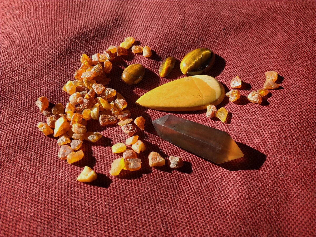 Камни для янтарного приворота.