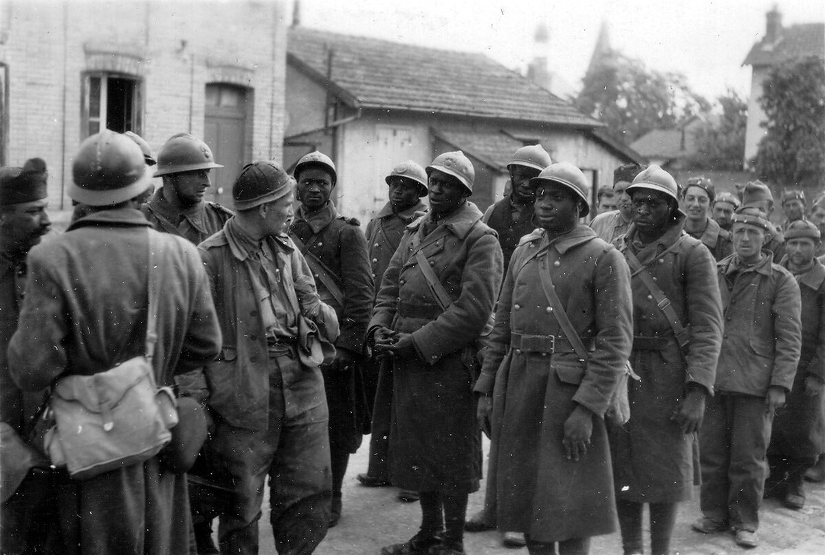 Капитуляция франции. Французские солдаты второй мировой 1940. Пленные французские солдаты 1940. Французская армия во второй мировой войне. Сенегальские солдаты вторая мировая.