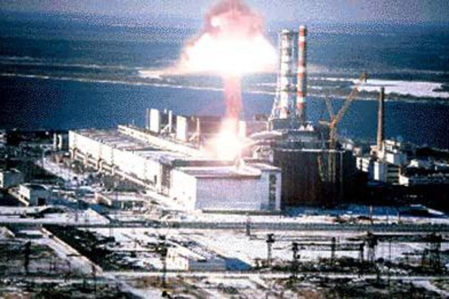 Чернобыльская АЭС 1986. Чернобыль взрыв атомной станции 1986. Чернобыль купол. Чернобыль огромный.